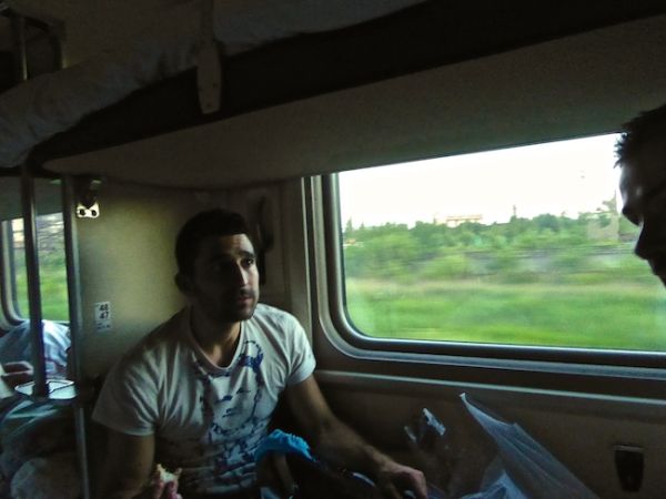 Stefan dans le train de nuit de Saint-Pétersbourg jusqu'à Moscou.