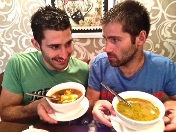 Stefan avec la soupe Solyanka et seb avec la soupe Ukha
