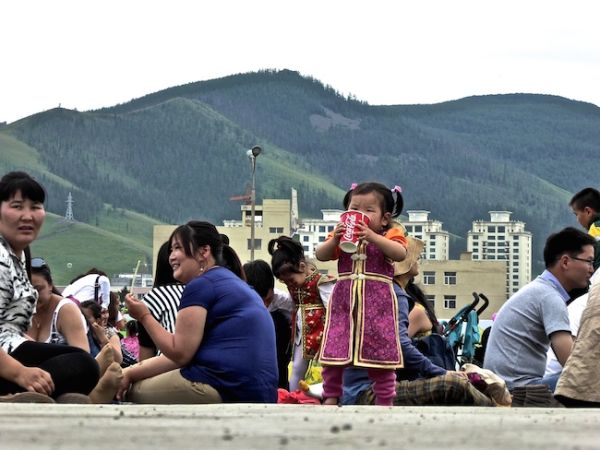 Les spectateurs du festival de Naadam à l’extérieur du stade
