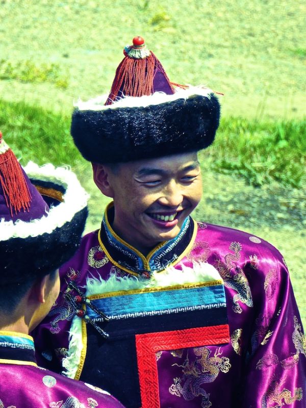 Mongols en habits traditionnels pendant la cérémonie d'ouverture de Naadam en Mongolie