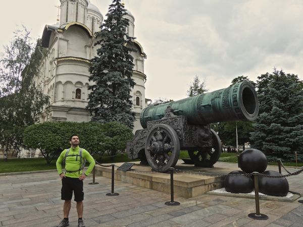Stefan pose devant le Tsar-canon au Kremlin de Moscou