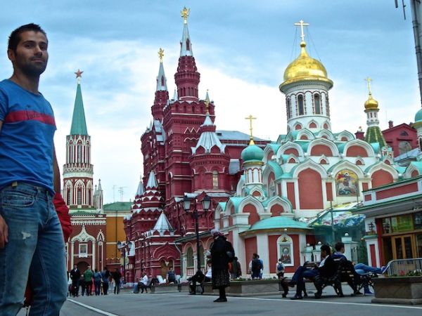 Sébastien devant la place Rouge à Moscou