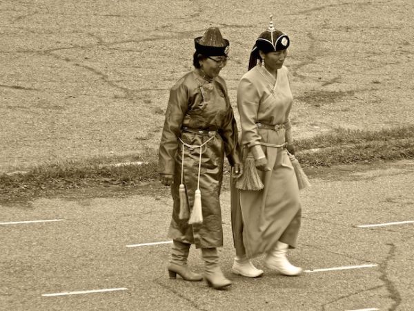 Femmes vétues de leurs costumes traditionnnels pendant le cérémonie d'ouverture du festival