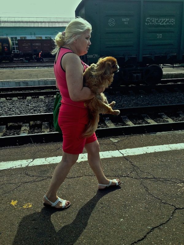 Une madame avec son petit chien...