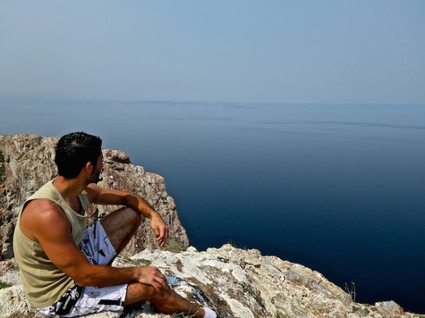 Stefan admire la vue du cap Kholboi, île d'Olkhon