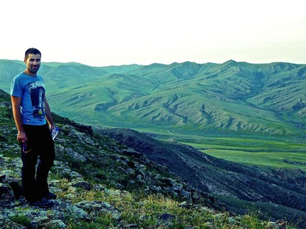 Sebastien admire la splendeur des paysages du parc de Khustain