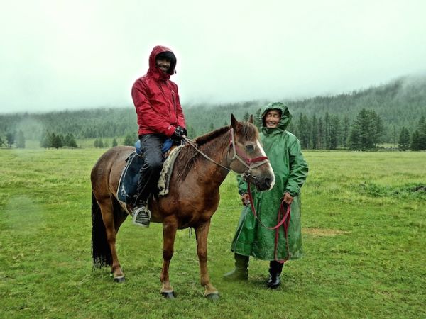 Sébastien prêt pour sa première randonnée équestre à travers les prairies de Mongolie