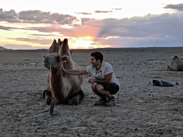 Stefan se lie d'amitié avec la chamelle Cornélia dans le désert de Gobi