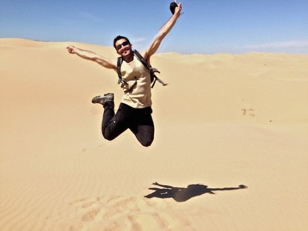 Stef fait un saut dans les dunes de sable