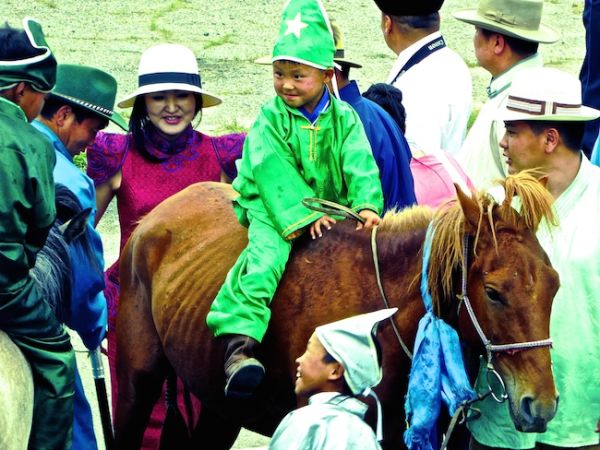 Un jeune cavalier participe à Naadam