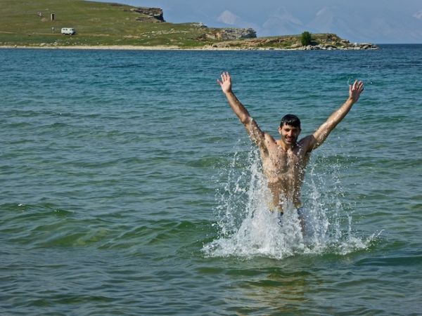 Stefan défie les eaux à 10°C du lac Baïkal