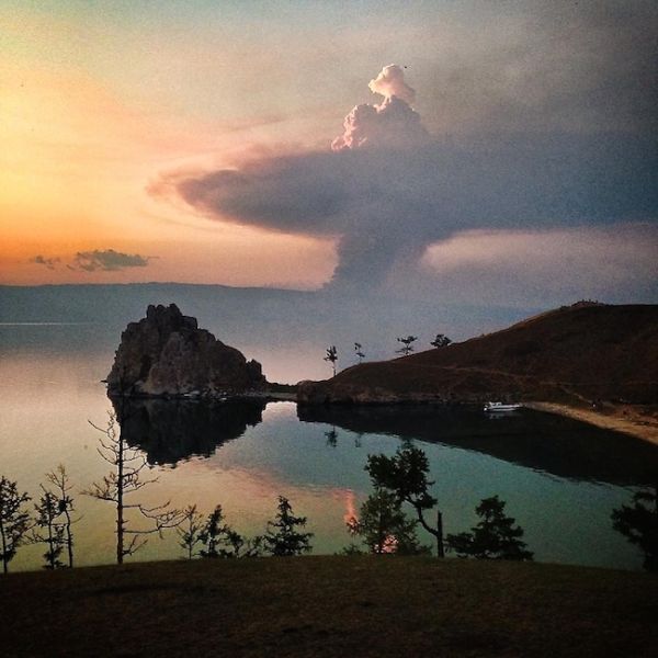 Formation du nuages sous forme de bombe atomique sur le lac Baïkal