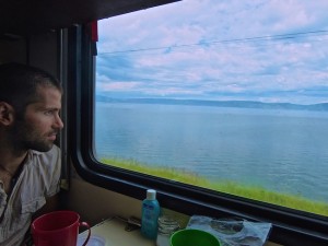 Vue sur le lac baikal du transsiberien