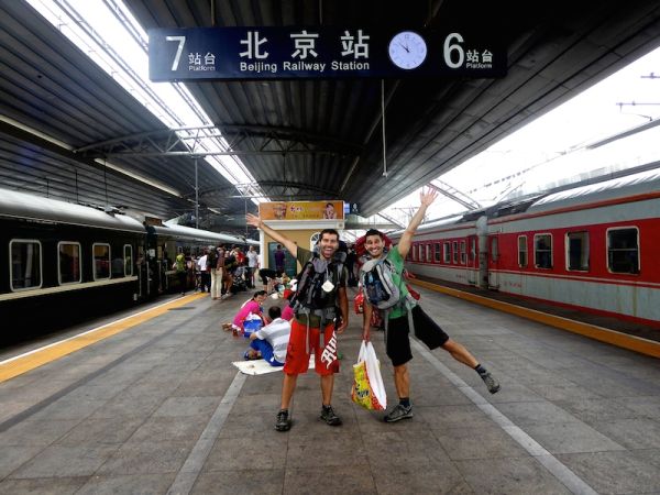 Les Nomadic boys arrivent à Pékin après 30 heures de train au départ d'Oulan Bator en Mongolie
