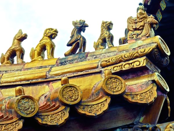 Les animaux alignés sur une toiture d'un temple