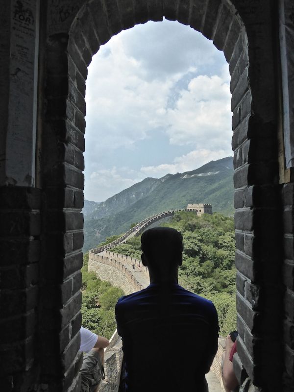 Sébastien admire la muraille de Chine de Mutianyu