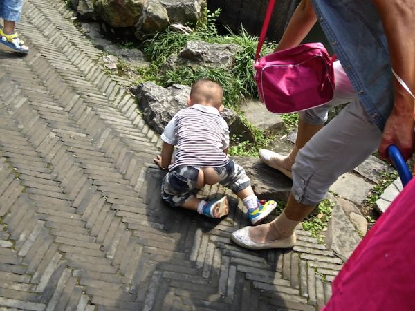 Les bébé chinois de portent pas de couches, ils utilisent un pantalon ouvert