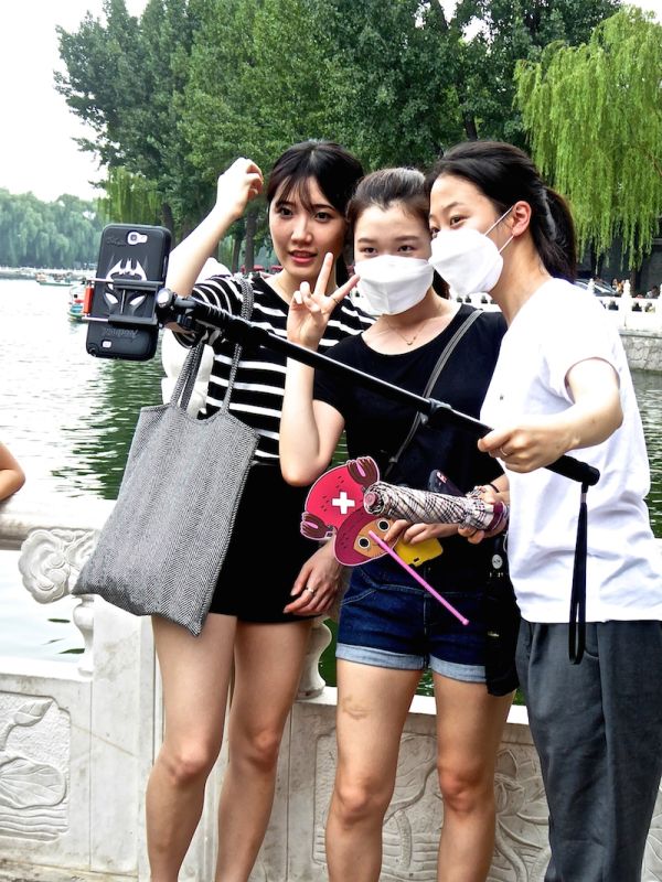 Selfie autoportrait avec masque anti-pollution