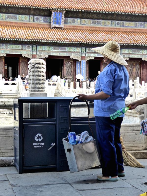 Une retraitée collecte des bouteilles en plastique pour le recyclage