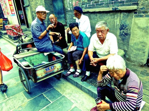 Des habitants se retrouvent à la fin de la journée dans la vieille ville de Pingyao