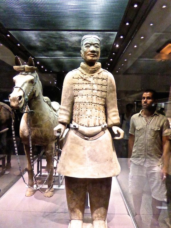Un soldat de terre cuite avec son cheval, armée de terre cuite de Xian