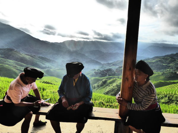 Les locaux des villages dans les rizières en terrasses de Longji près de TIantouzhai