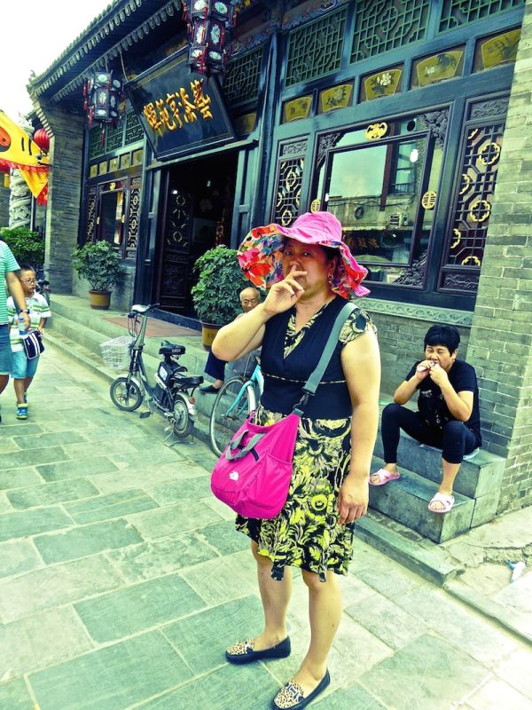 Prise en flag ! Une touriste chinoise se cure le nez à Pingyao