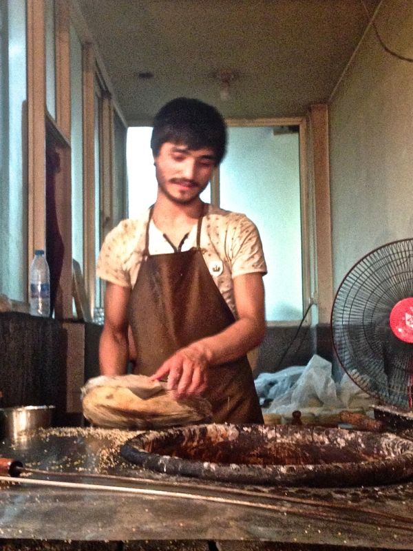Un vendeur fait cuire du pain "nan" dans le quartier musulman de Xi'an
