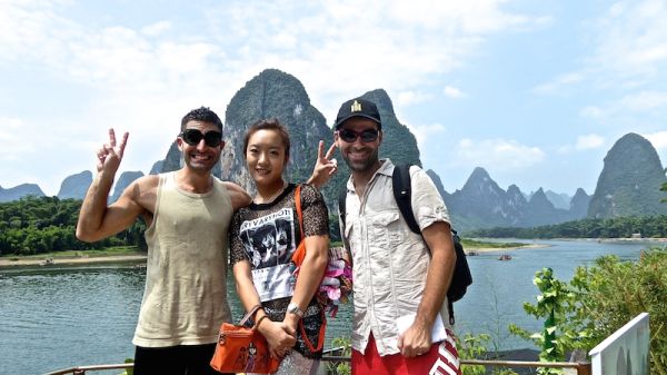 Touriste près de Xinping, Yanghsuo, formations karstiques