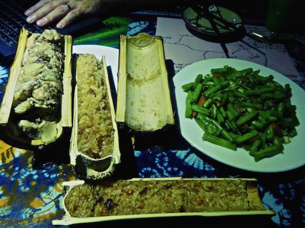 Poulet cuit dans un bambou au barbecue avec du riz, Longji terrasses de riz