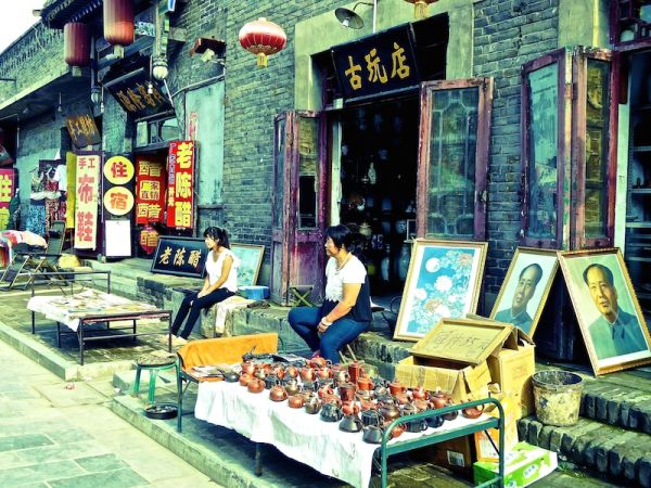 Vendeurs de rue à Pingyao (portrait de Mao en arrière plan)