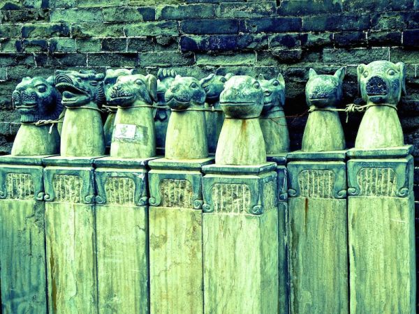 Figurines en pierre dans une ruelle dans la vieille ville de Pingyao