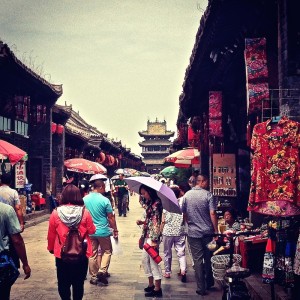 Les touristes se promènent dans la rue du nord à Pingyao