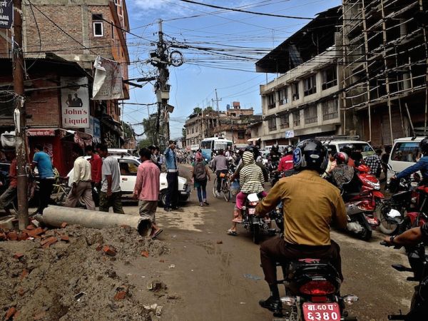 rue de katmandou et son trafic, le chaos complet