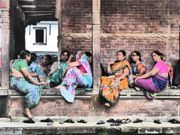 Femmes chantent sur la place durbar de katmandou