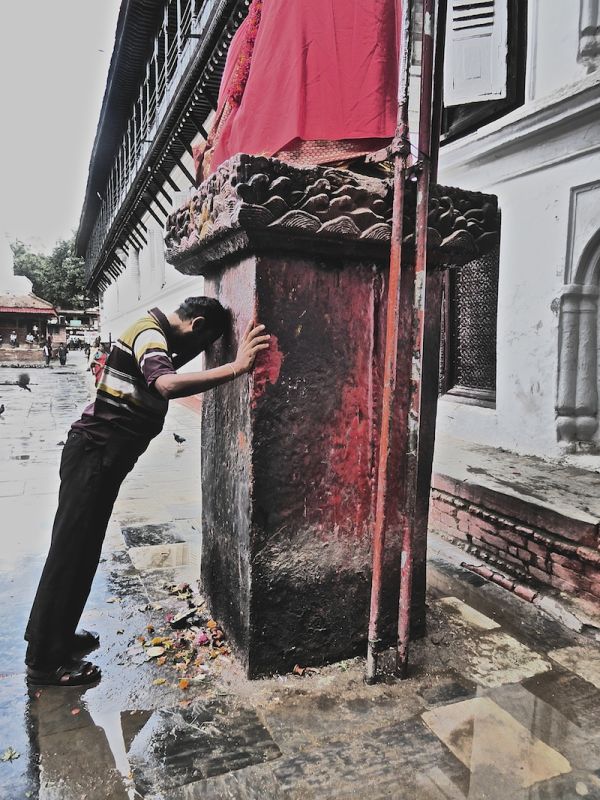 Un homme prie à Katmandou  place Durbar