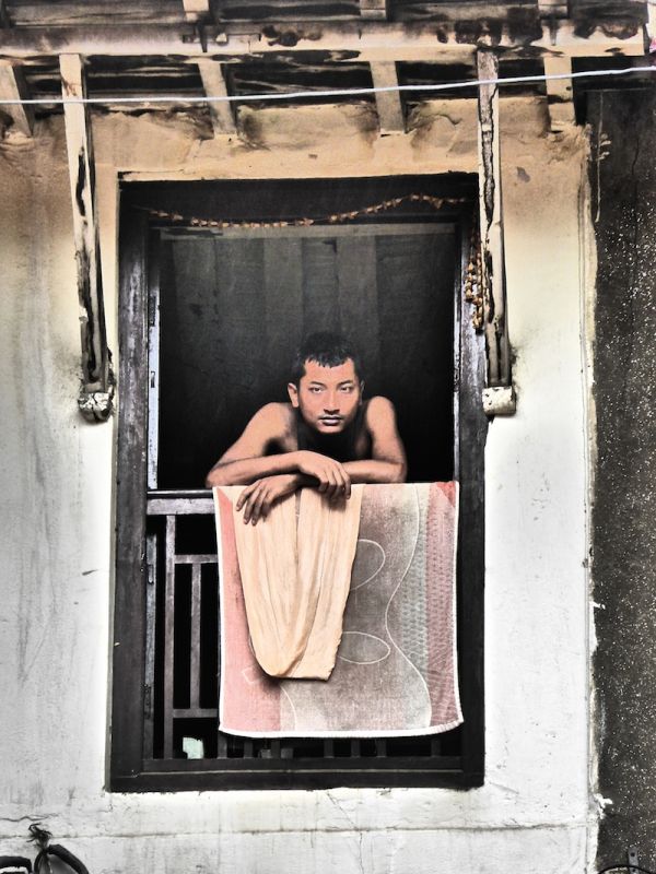 un népalais à sa fenêtre place Durbar katmandou