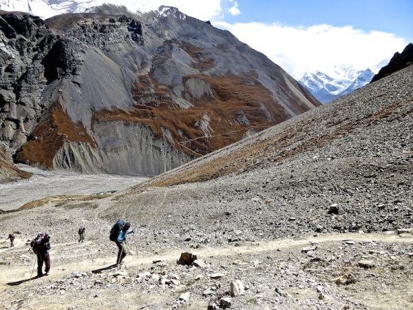 Paysage rocailleux et désertique à 4800 mètres.